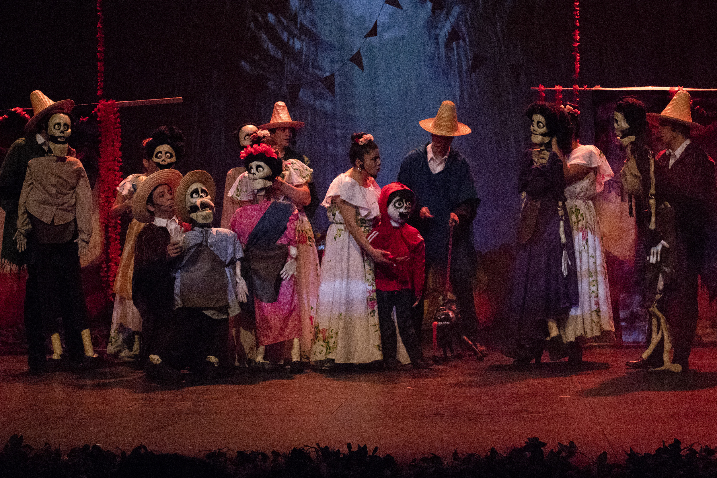 «Coco, el Musical» se presentó este fin de semana en el Centro Cultural de Punta Arenas con gran asistencia de público