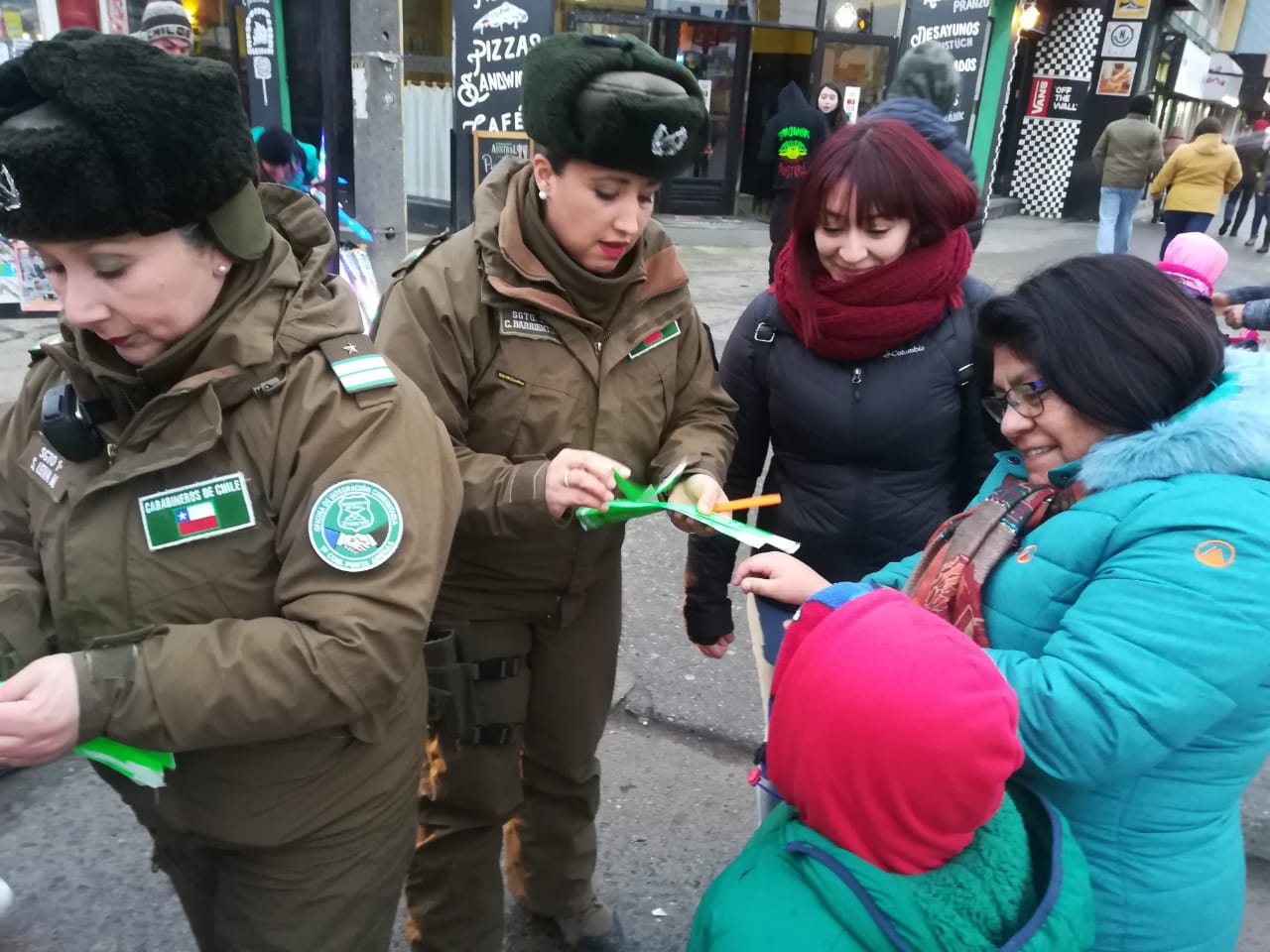 Carabineras de la Oficina de Integración Comunitaria entregaron pulseras a los niños y niñas que asisten el Carnaval de Invierno