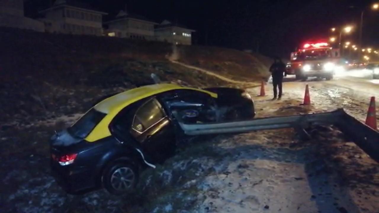 Con múltiples fracturas resultó un taxista que volcó en el Barrio Industrial en la mañana de este miércoles