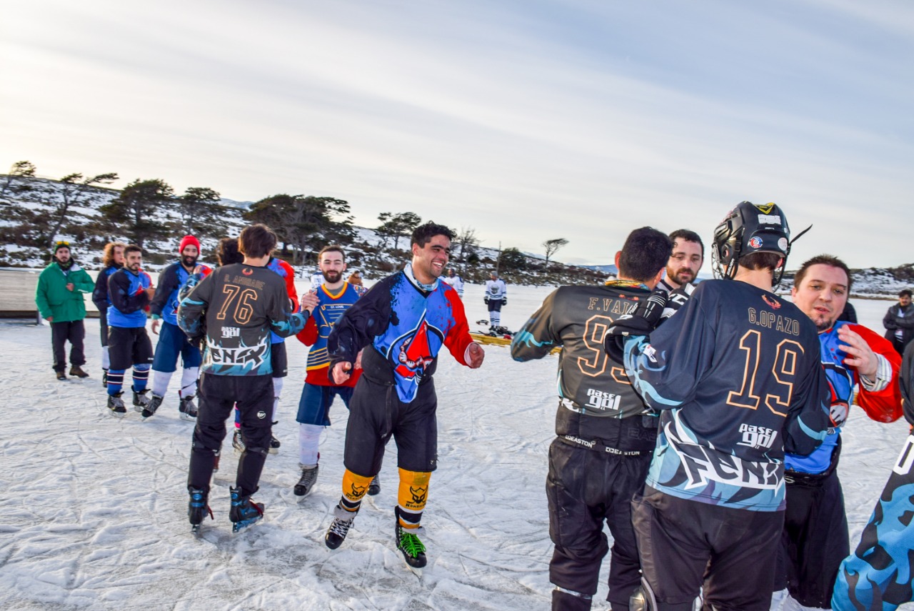 Equipos de Chile y Ecuador obtienen primeros lugares en II Campeonato de Hockey Sobre Hielo Más Austral del Mundo