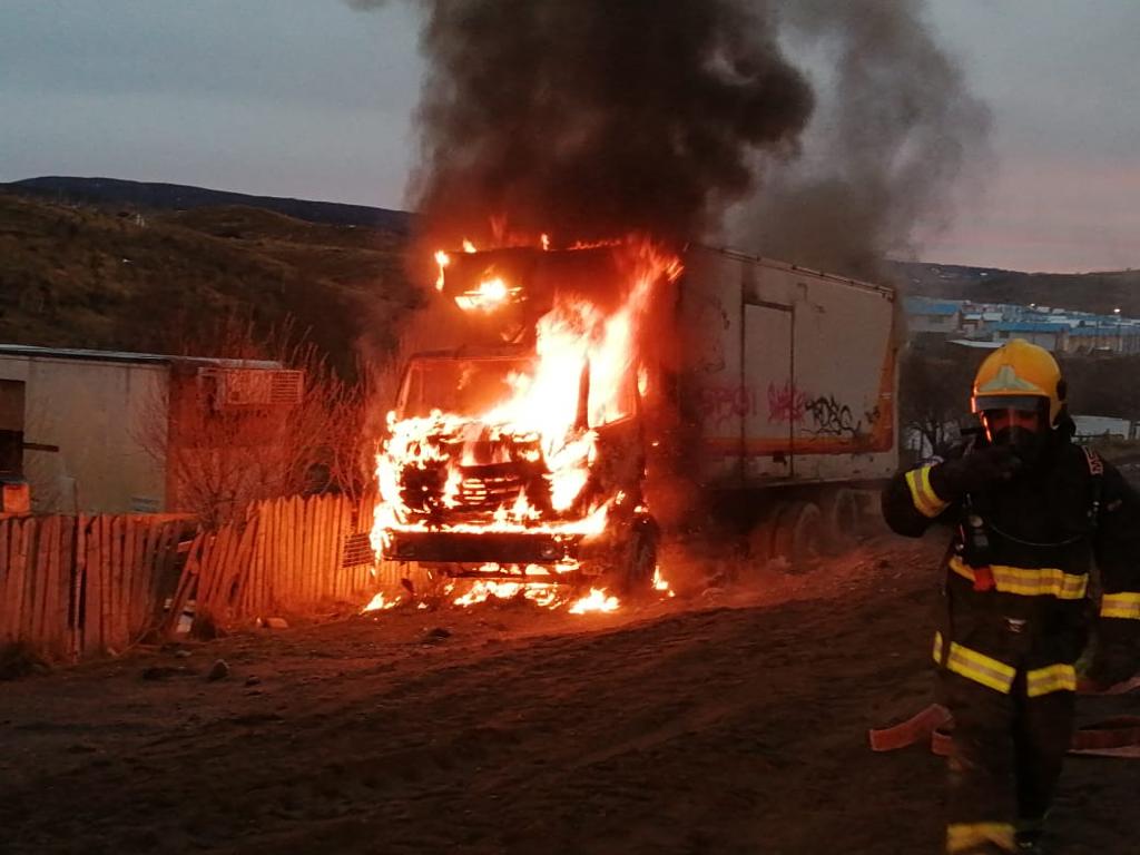 Tres incendios presuntamente intencionales investiga Carabineros en sector periurbano sur de Punta Arenas