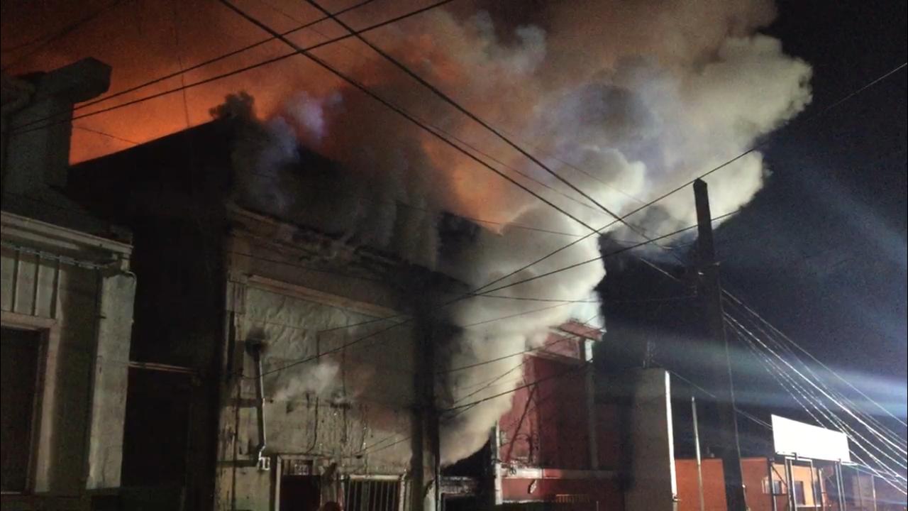 Incendio destruyó dos viviendas en calle Errázuriz: una persona lesionada por inhalación de humo