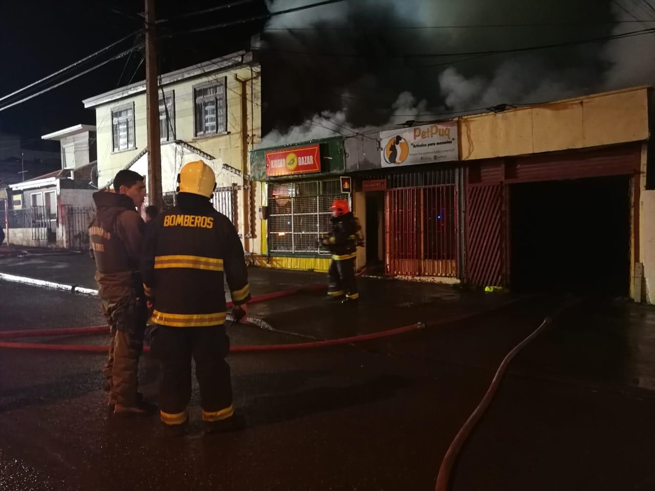 Dos locales comerciales  y dos casas habitación destruidas por un incendio en calle Magallanes