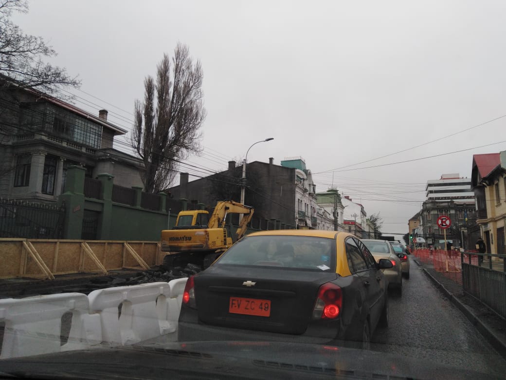 Atochamientos vehiculares por trabajos de repavimentación en pleno centro de Punta Arenas, causan molestia de usuarios, taxistas y colectiveros