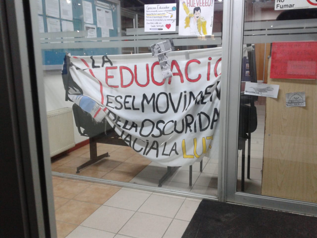 Estudiantes de Pedagogía de la UMAG se toman edificio de Humanidades durante 3 horas