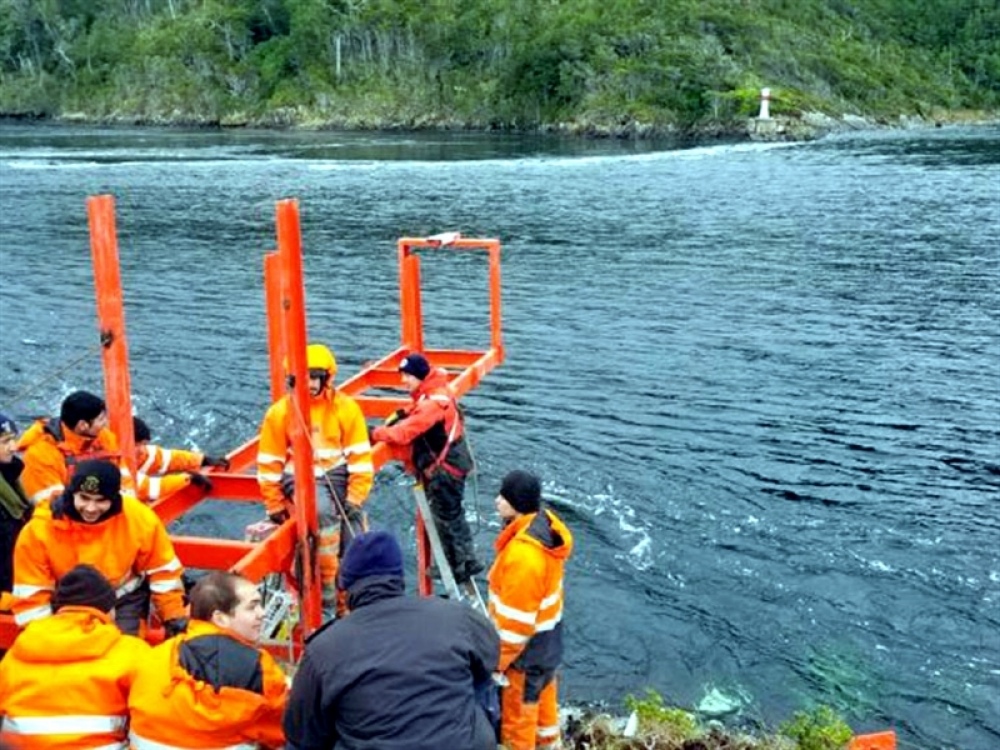 Armada instaló moderna señal marítima en ayuda a la navegación en Angostura Kirke en la provincia de Ultima Esperanza