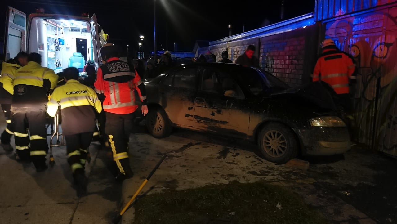 Una persona lesionada en choque de vehículo contra un muro en Barrio Prat