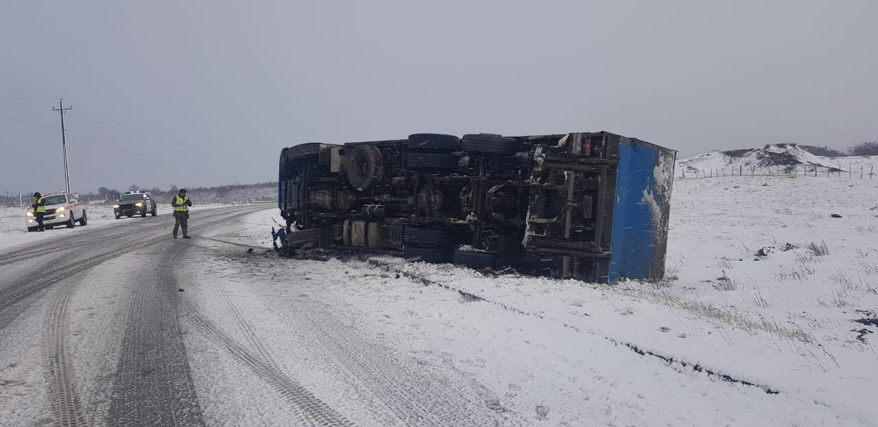 Camión con carga volcó a la altura de Llanuras del Diana en la ruta a Punta Arenas: dos personas lesionadas