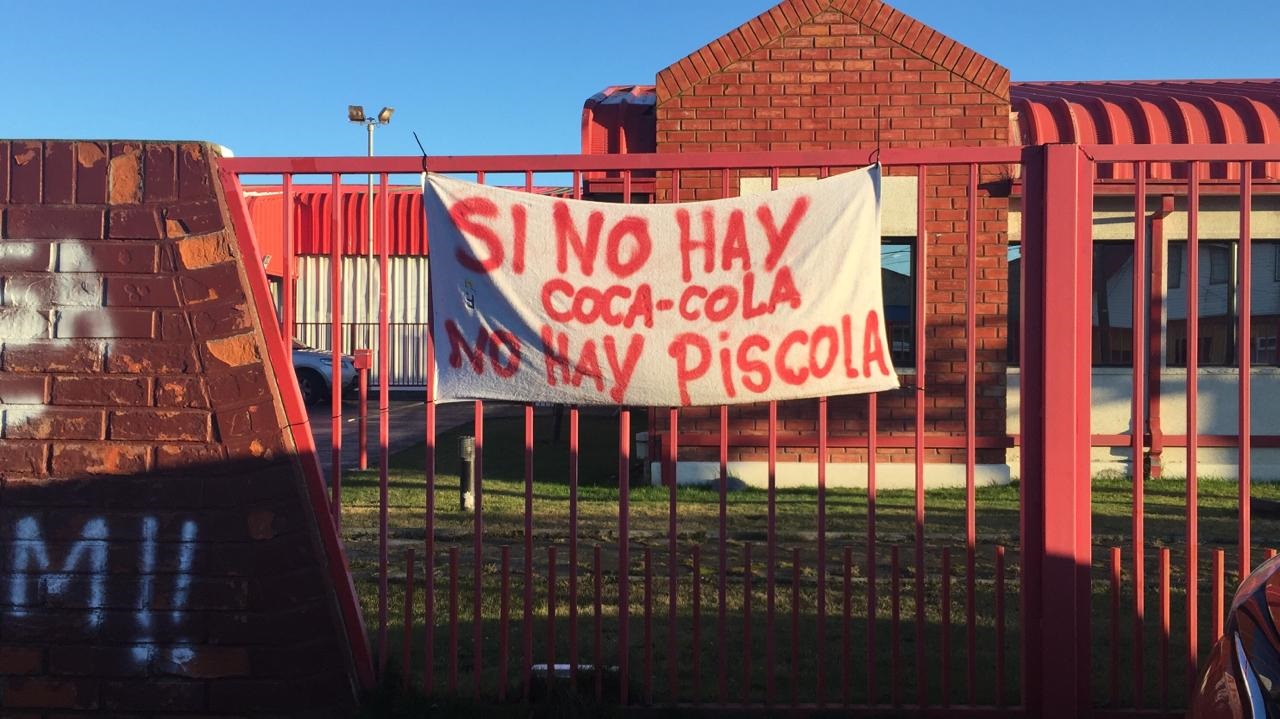 Tres días de huelga legal cumplen los trabajadores de la Embotelladora Coca Cola de Punta Arenas