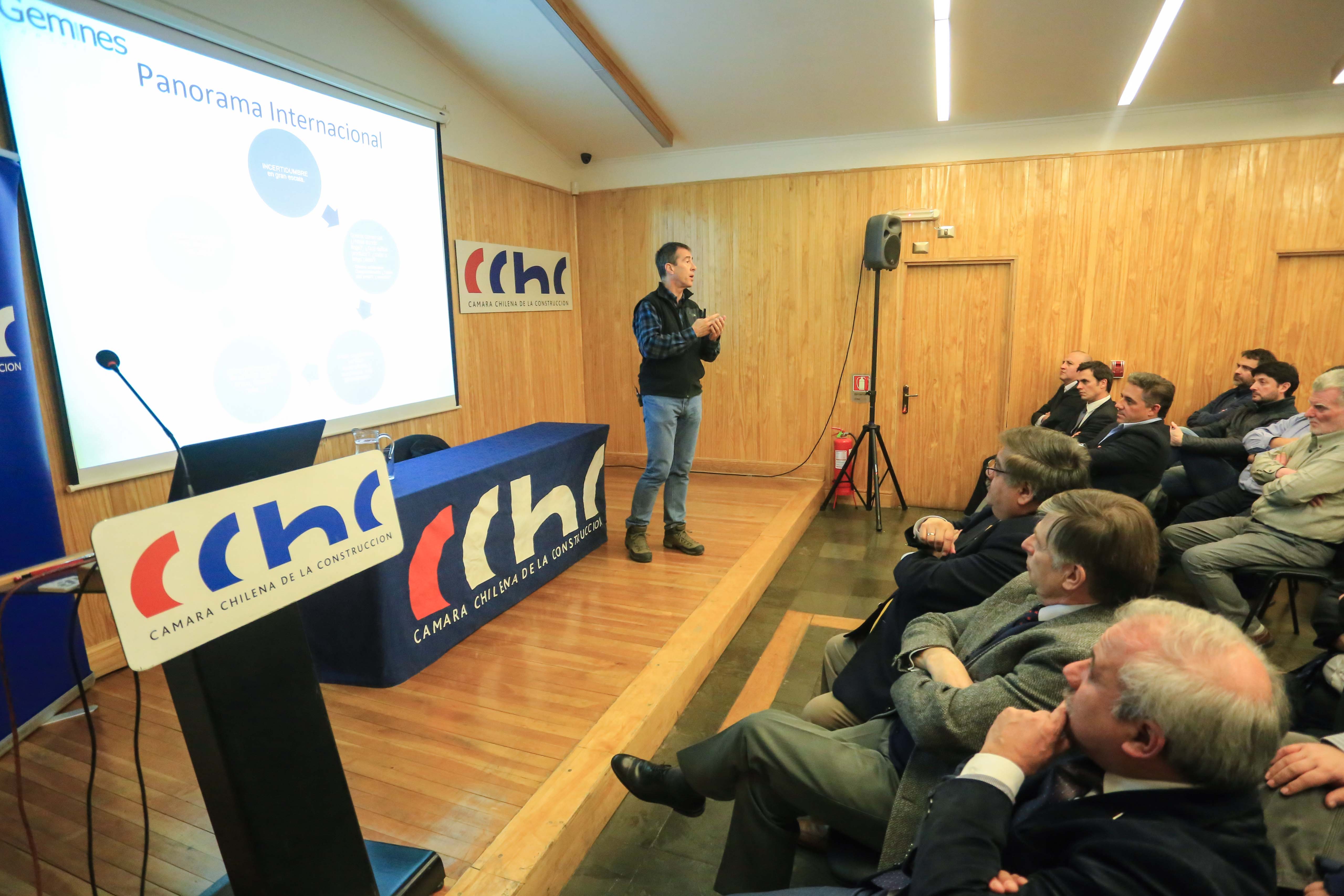 Economista Alejandro Fernández dictó charla en Asamblea Anual de Socios de CChC Punta Arenas