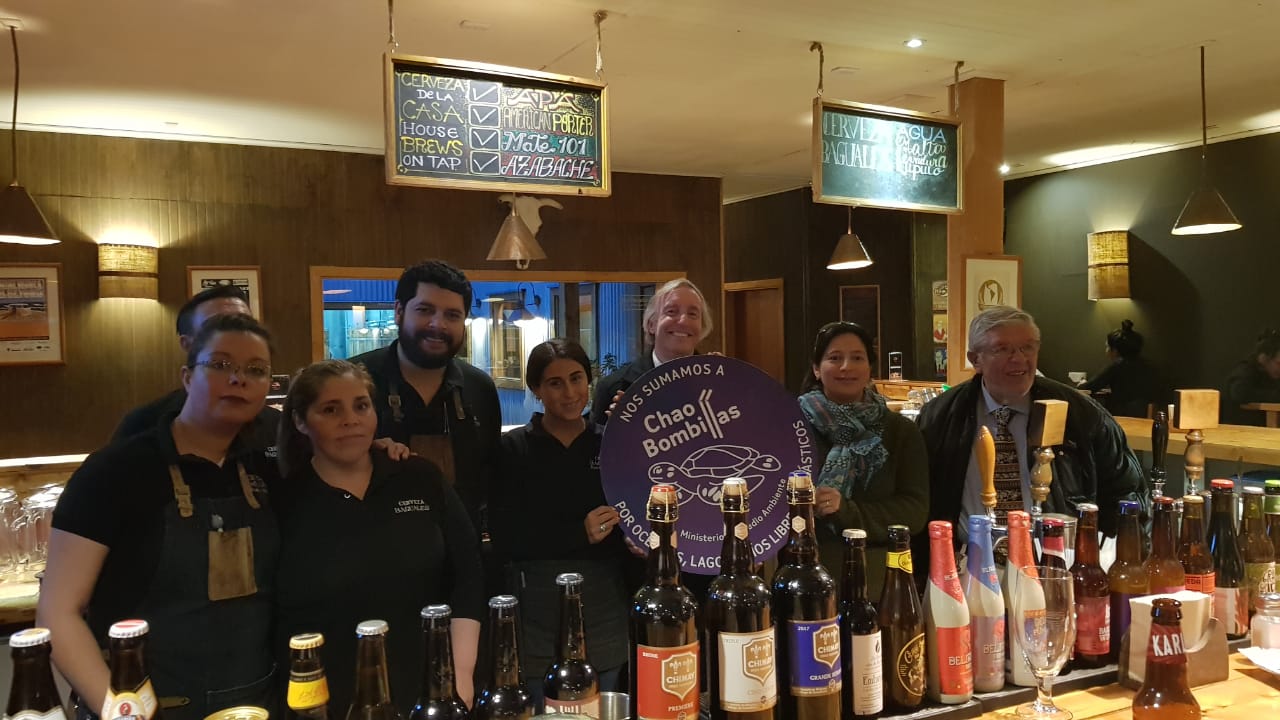 Más de 50 locales comerciales en Magallanes se han sumado a la campaña «Chao Bombillas»