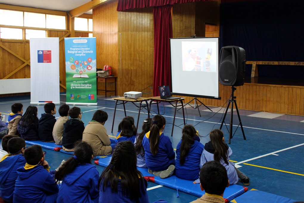 AgenciaSE y Energía Magallanes llegaron hasta la escuela de Puerto Harris en Isla Dawson con Programa Educativo Integral en Eficiencia Energética