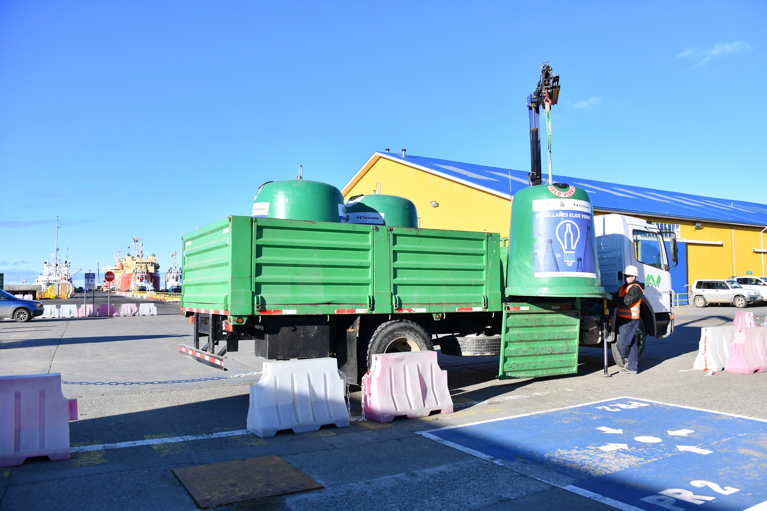 Alcalde Radonich inaugura nuevas campanas de reciclaje de vidrio en Punta Arenas, las que se suman a a iniciativas «Magallanes Elige Vidrio»