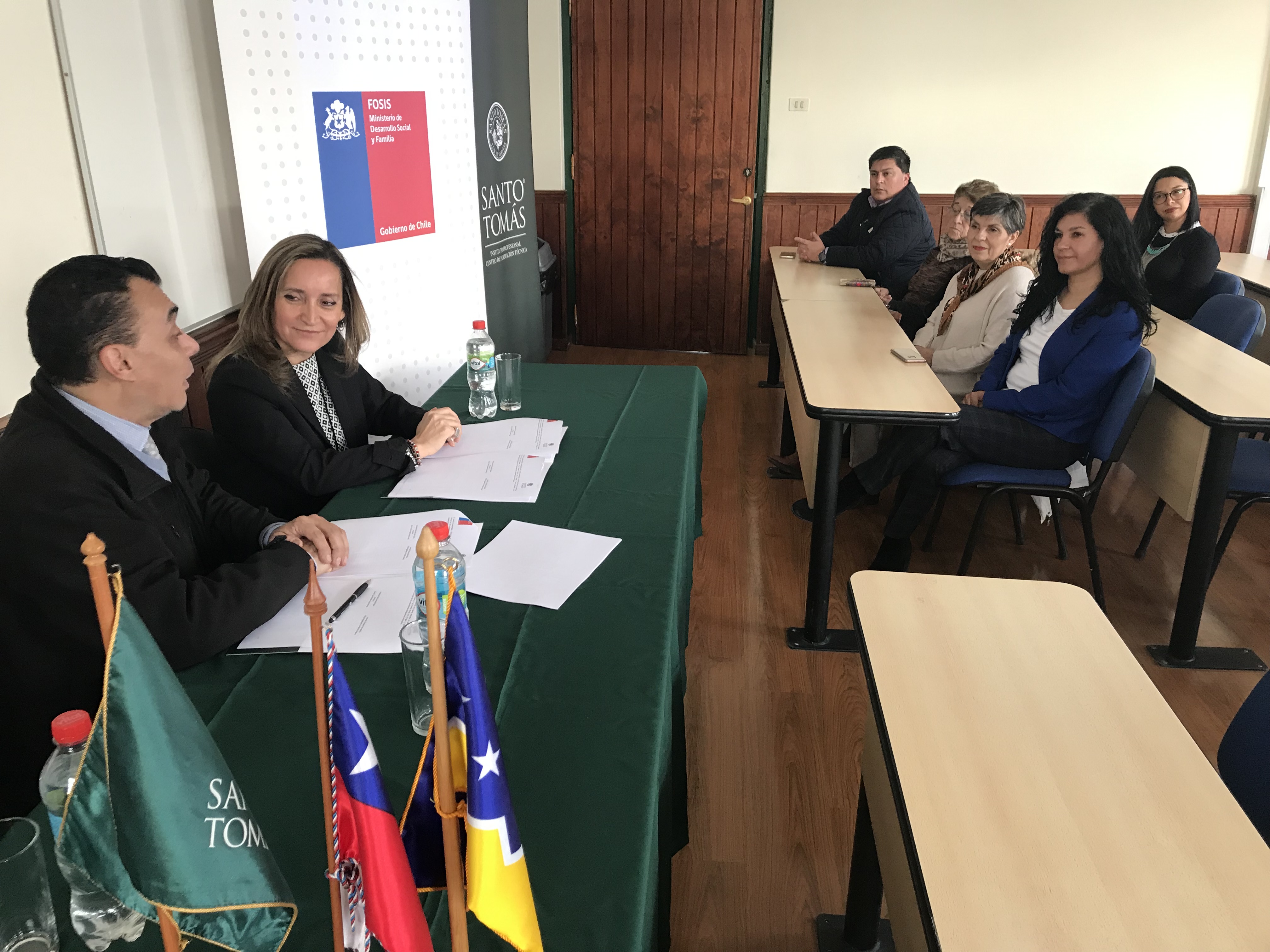 Instituto Santo Tomás de Punta Arenas firma convenio de trabajo colaborativo con el FOSIS