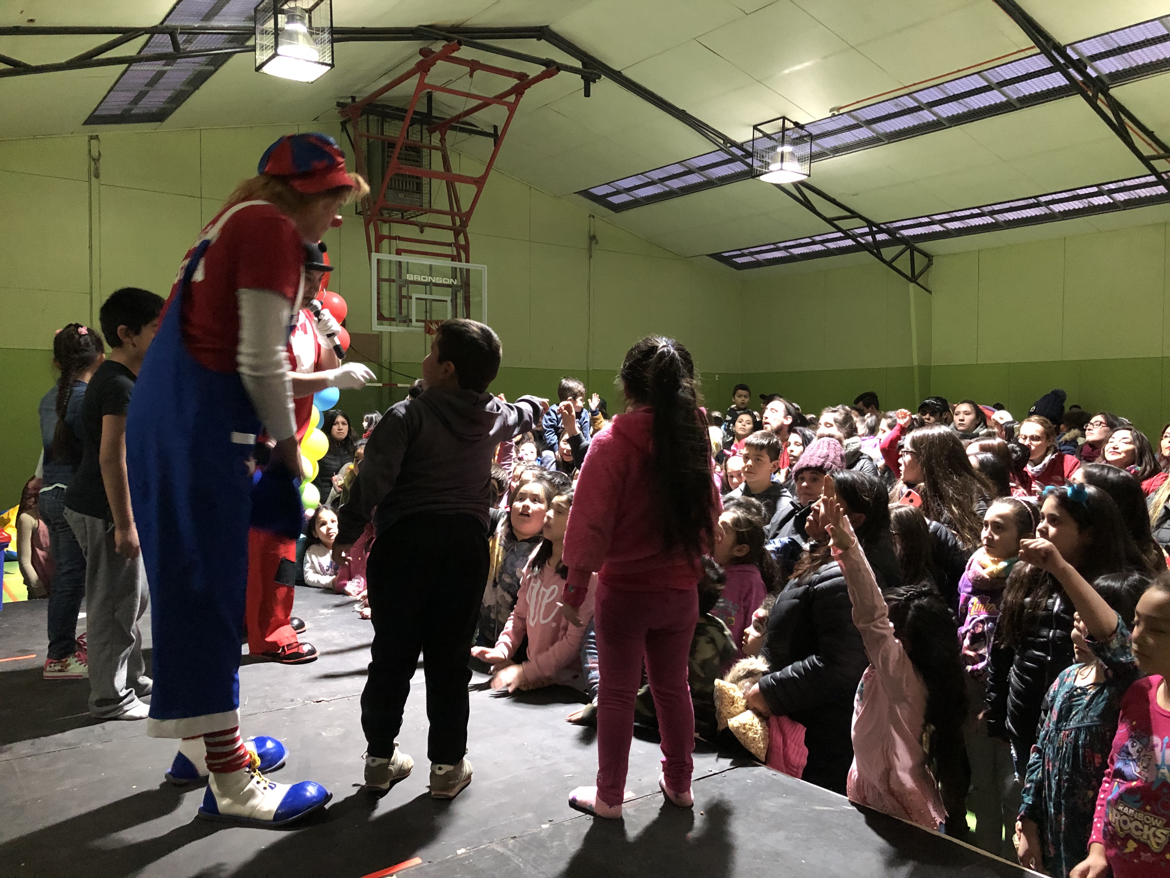 Municipalidad de Porvenir celebró en grande el Día del Niño Con un gran show en el gimnasio de la escuela Bernardo O’Higgins, todos los niños de la comuna celebraron su día.
