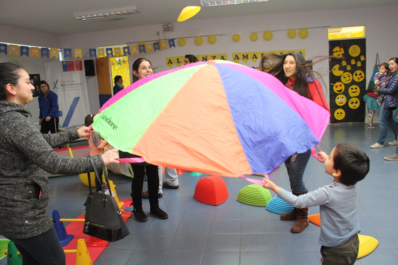 En Recinto de la JUNJI en Punta Arenas y con una colorida exposición, el establecimiento “Las Charitas” celebró un cuarto de siglo de vida