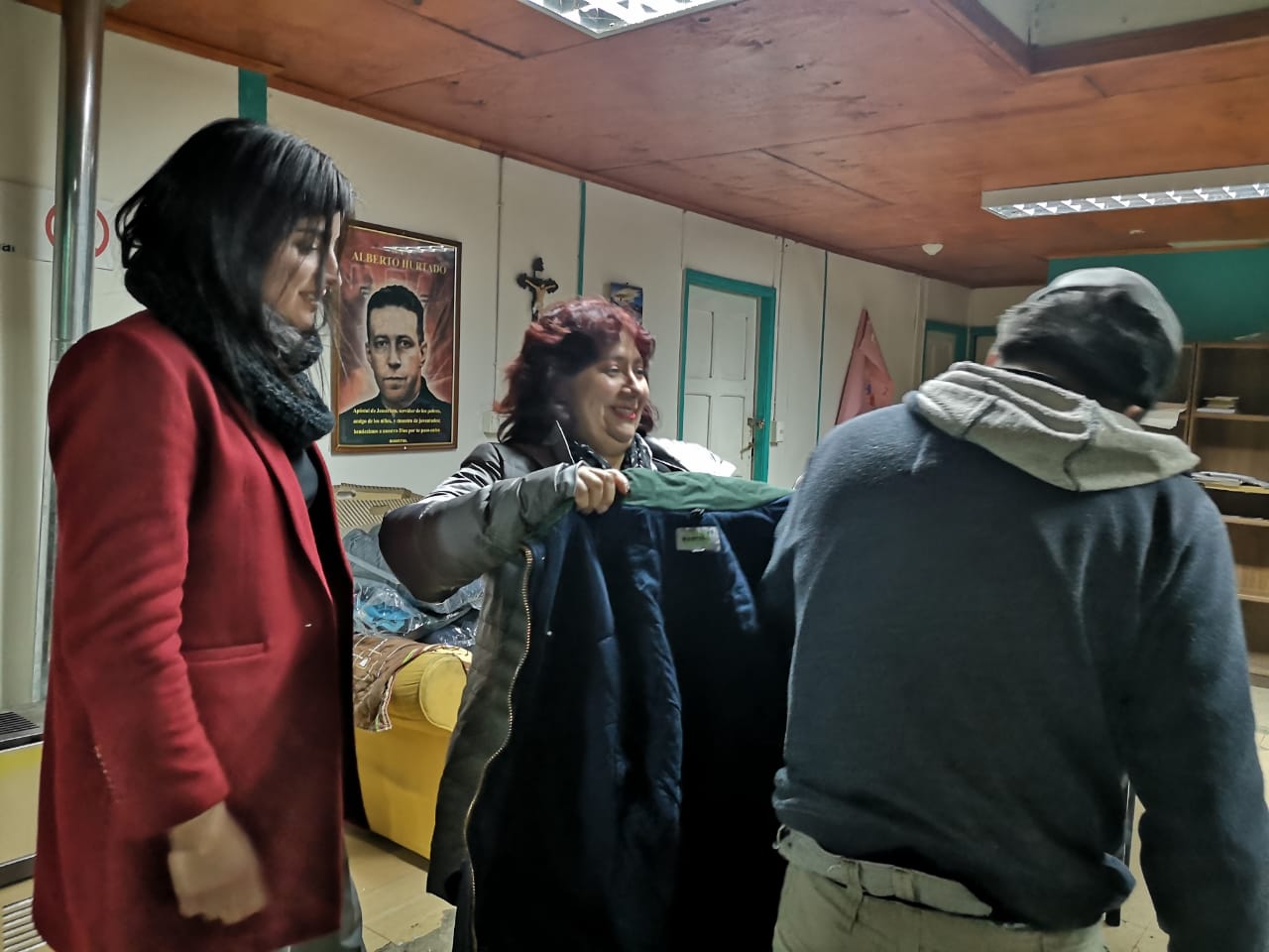 Gobernadora Ana Mayorga y SEREMI de Desarrollo Social entregan ropa invernal a usuarios del Hogar de Cristo en Puerto Natales