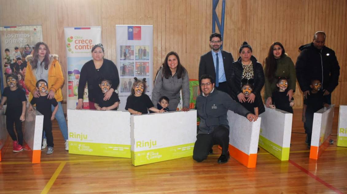 SEREMI de Desarrollo Social y Familia de Magallanes entregó rincones de juegos para niños de Pre-Kinder de la Escuela Villa las Nieves de Punta Arenas