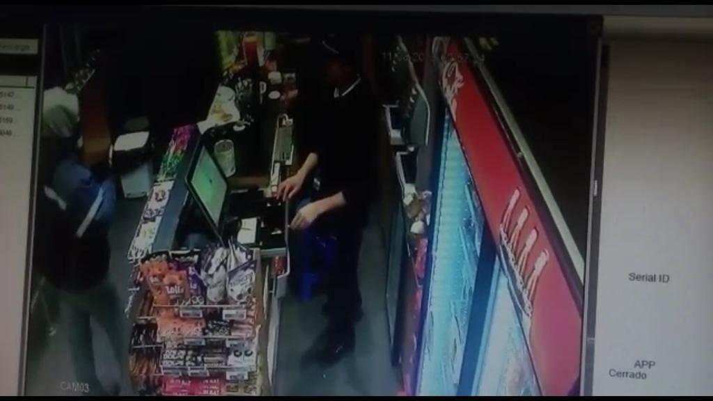 Robo frustrado: el solitario asaltante de una bencinera se arrepintió del delito, se quitó la capucha y se retiró del lugar pidiendo disculpas