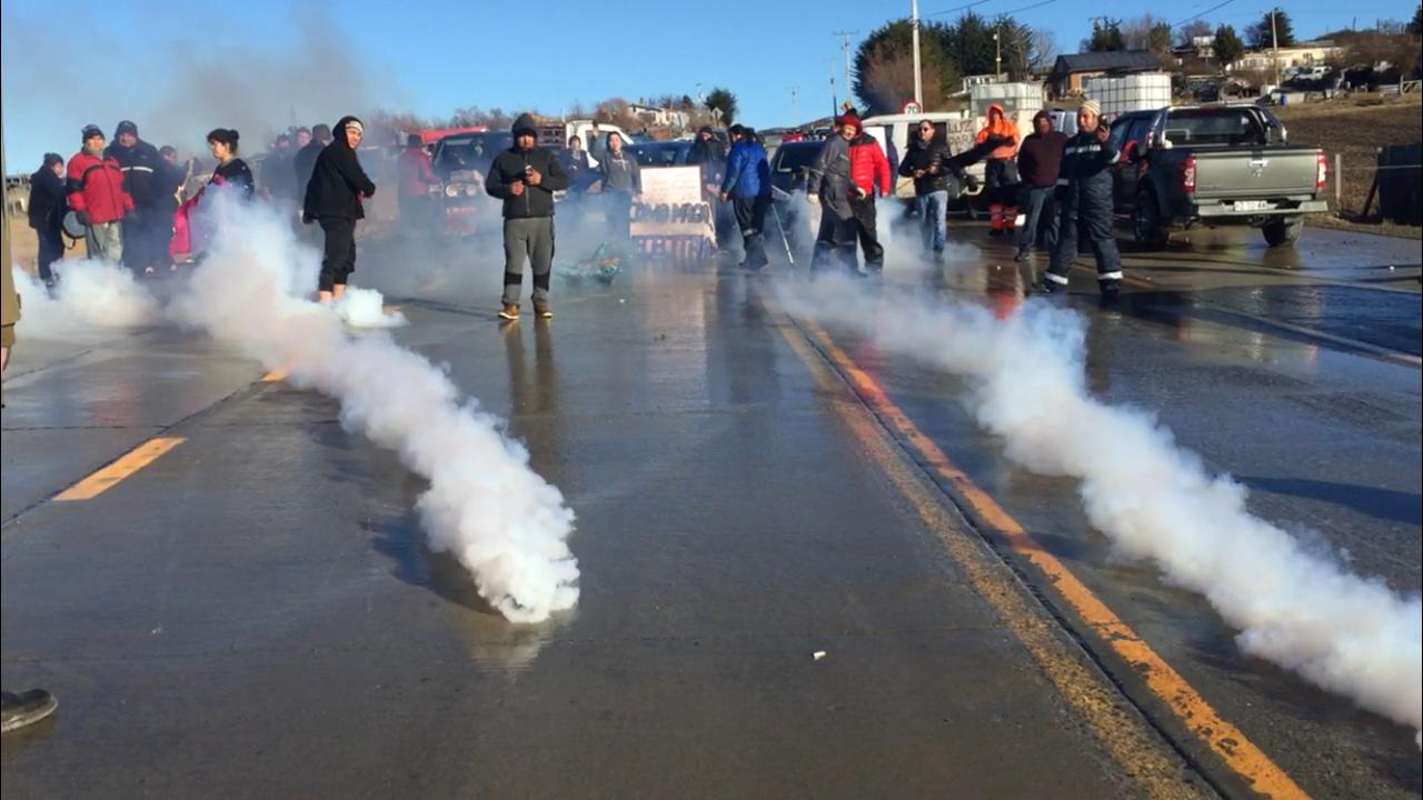 Con carro lanza aguas y lacrimógenas concluyó manifestación de vecinos, que piden solución de suministros básicos en el sector del Andino de Punta Arenas