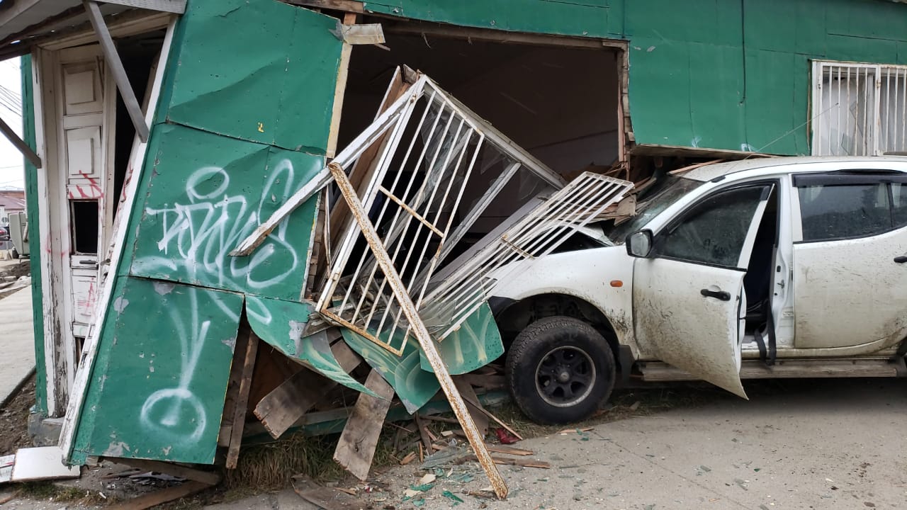 Chocó en estado de ebriedad causando graves daños en un inmueble en el centro de Punta Arenas