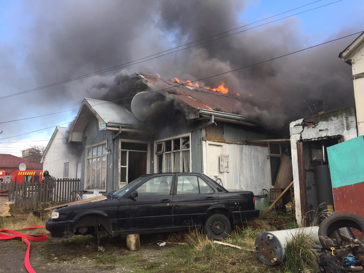 Cinco personas damnificadas en un incendio que arrasó con  vivienda en Paraguaya esquina Arauco