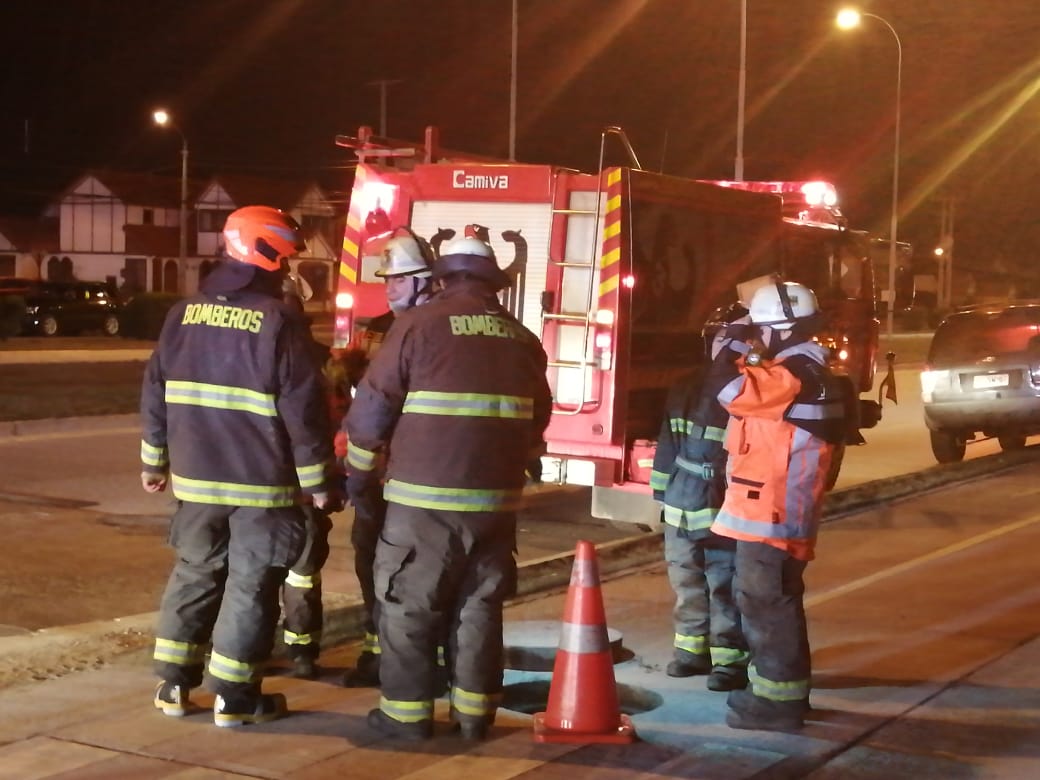 Tras un conflicto conyugal, una persona se introdujo en un ducto de alcantarillado en Avenida Costanera, siendo rescatado por Bomberos