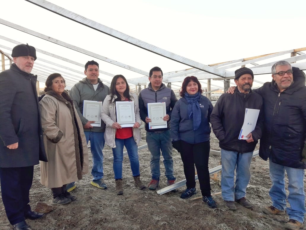 Entregan bonos de riego a cinco productores en sector de huertos Familiares en Natales