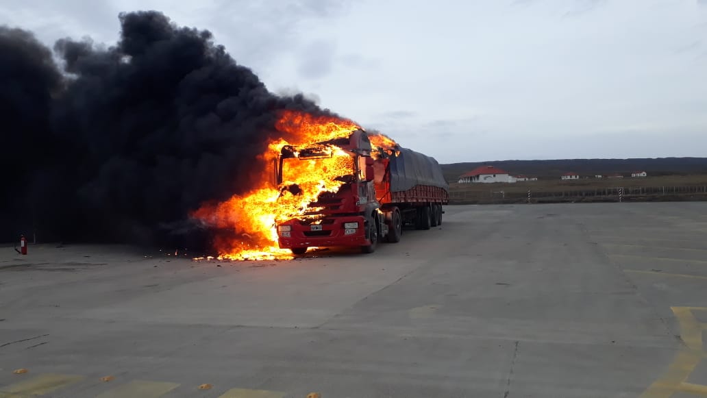 Camión con patente argentina se incendió en las proximidades del paso fronterizo de San Sebastián en Tierra del Fuego