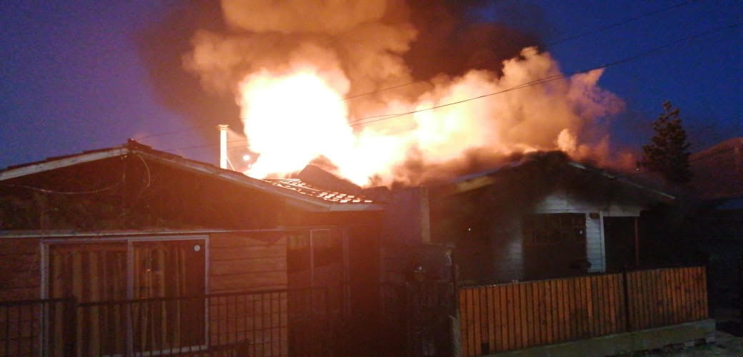 Daños totales en una vivienda y daños parciales en otras fue el saldo de un incendio en población Manuel Bulnes: 60 voluntarios de Bomberos trabajaron en el siniestro