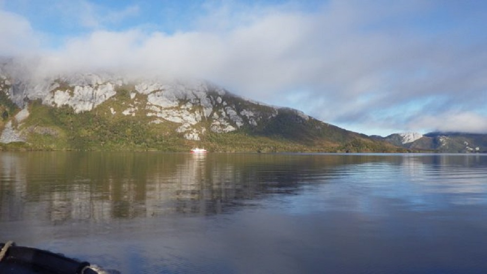 Municipalidad de Puerto Natales presentó una demanda contra la empresa CAP por derrame de 40.000 litros de petróleo diesel en Isla Guarello