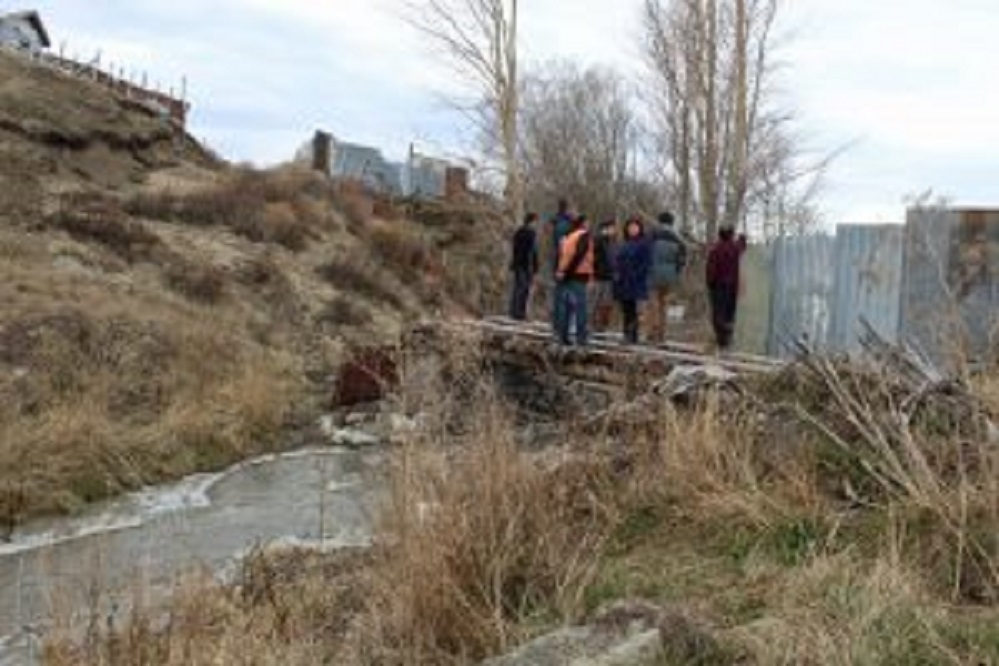 Se realizaron trabajos preventivos de limpieza en el Estero Natales en la capital de Ultima Esperanza