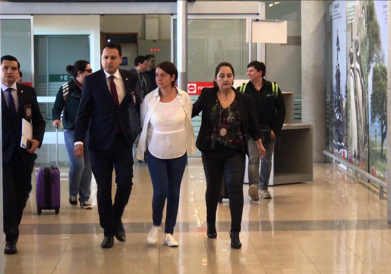 Llegó a Punta Arenas Paula Alfaro, extraditada desde España a Chile y requerida por presunta estafa y otras defraudaciones