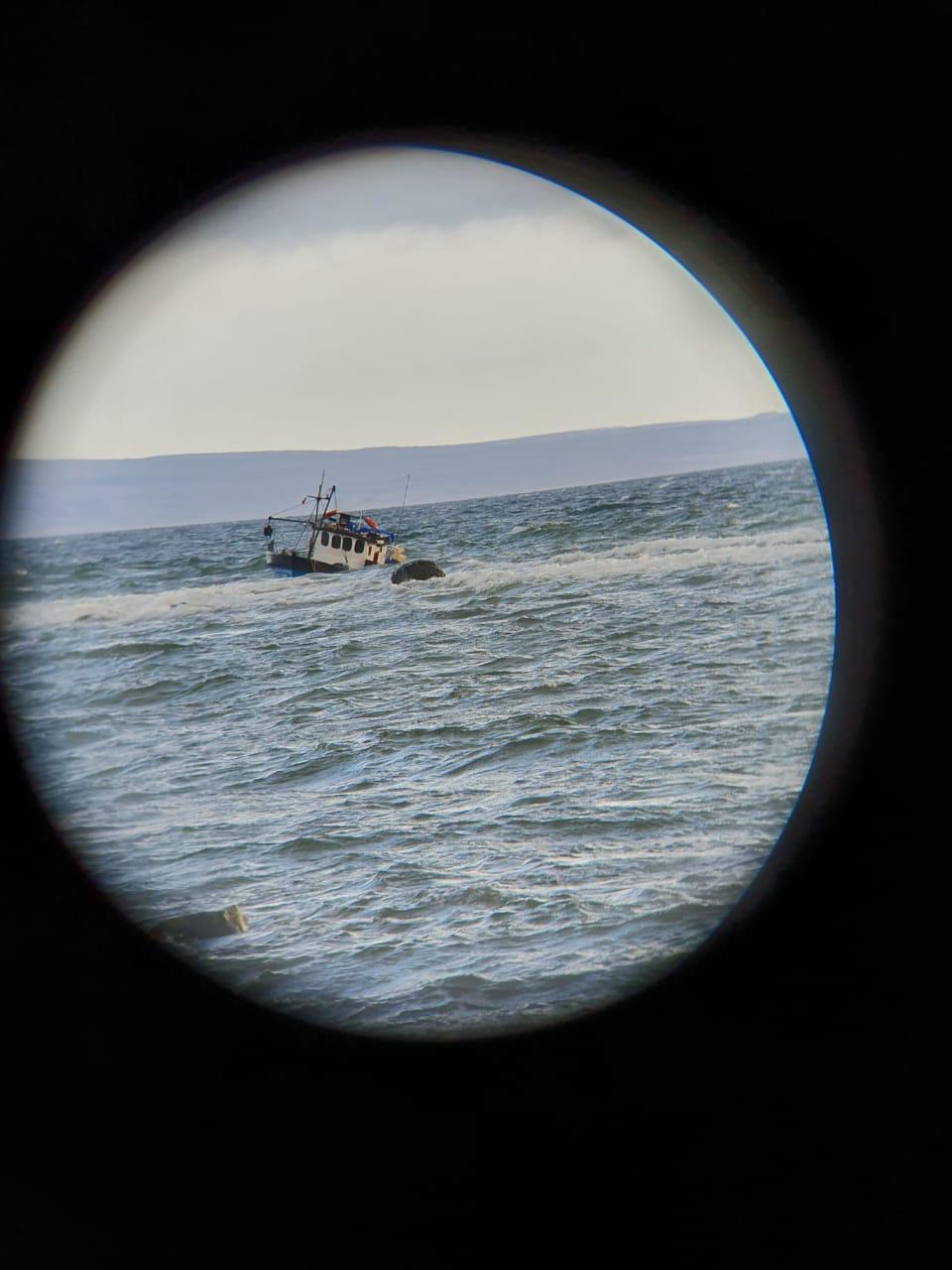 Aviación Naval realiza rescate nocturno de tres tripulantes de lancha motor en el estrecho de Magallanes