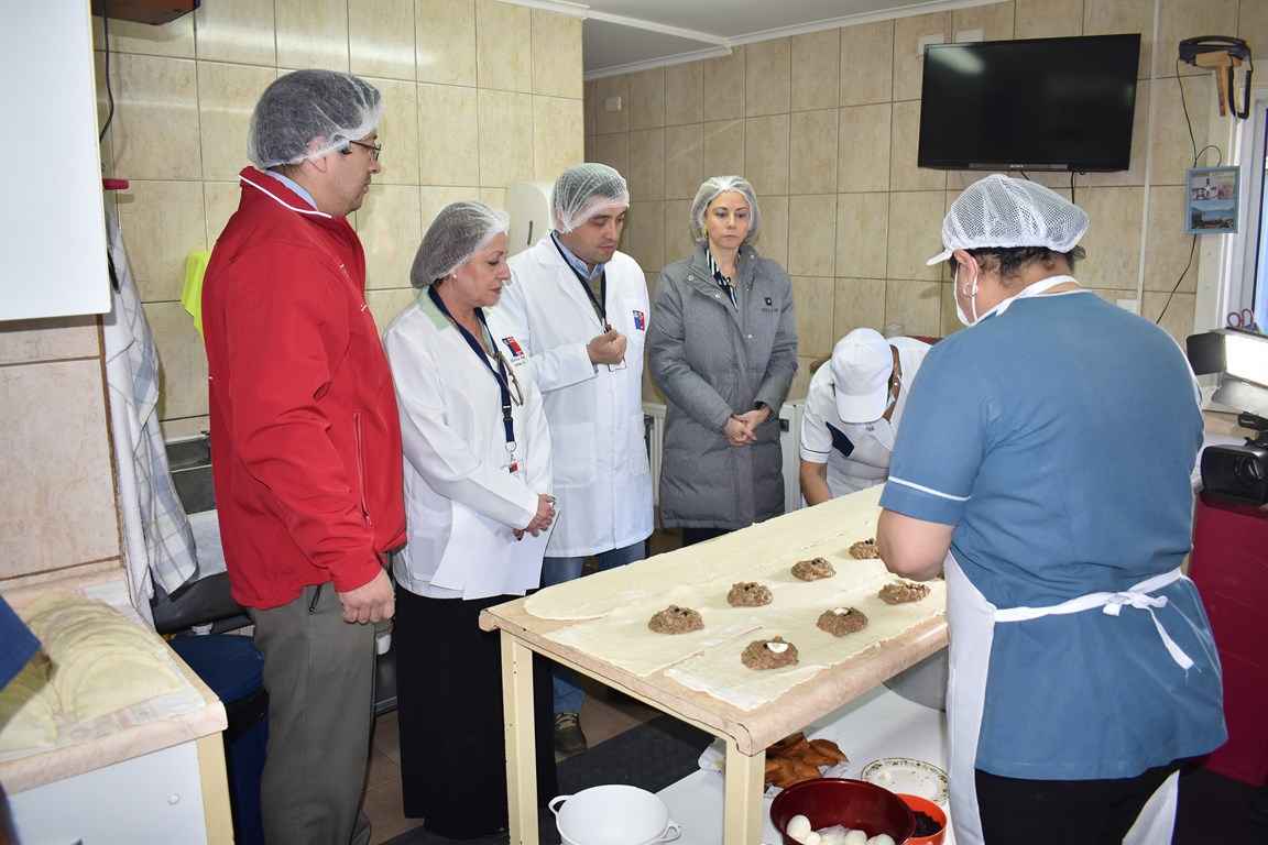 Servicios de Salud fiscalizan la elaboración de empanadas en Punta Arenas