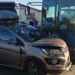 Un bus de Vía Austral chocó con tres vehículos particulares provocando daños