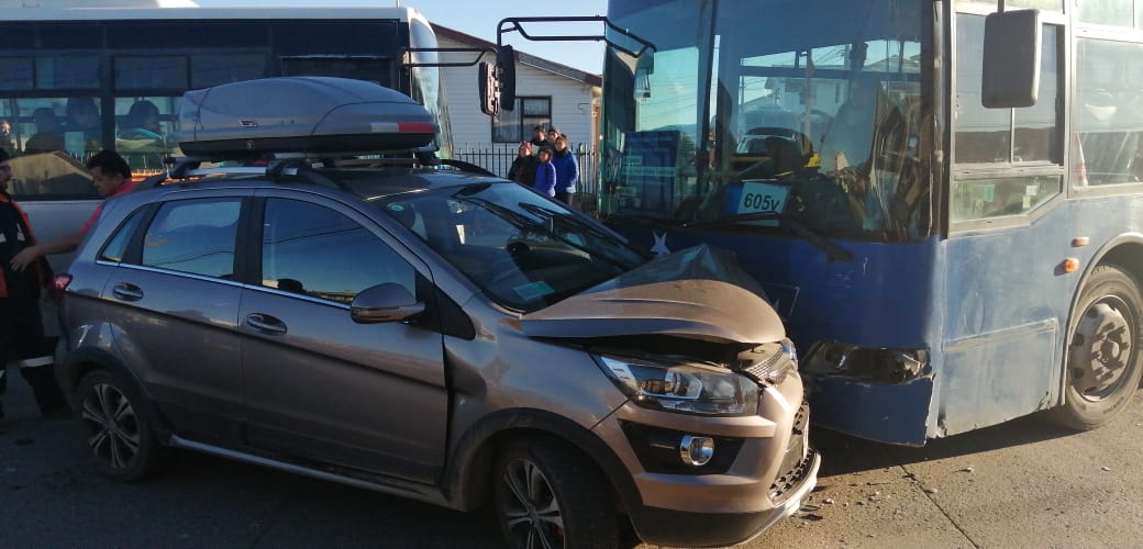 Un bus de Vía Austral chocó con tres vehículos particulares provocando daños