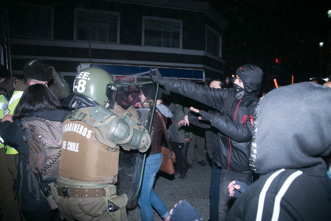 Carabineros se querellará contra agresores al término de la marcha realizada este jueves en el centro de Punta Arenas