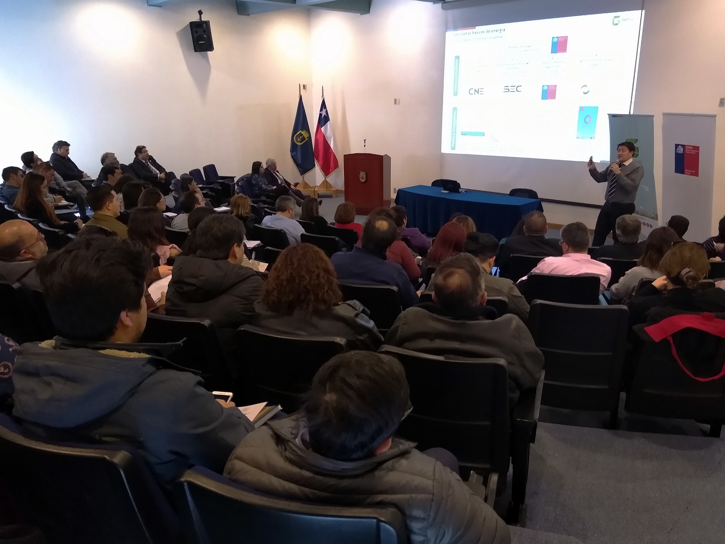Servicios Públicos de Punta Arenas y Natales actualizaron conocimientos en eficiencia energética
