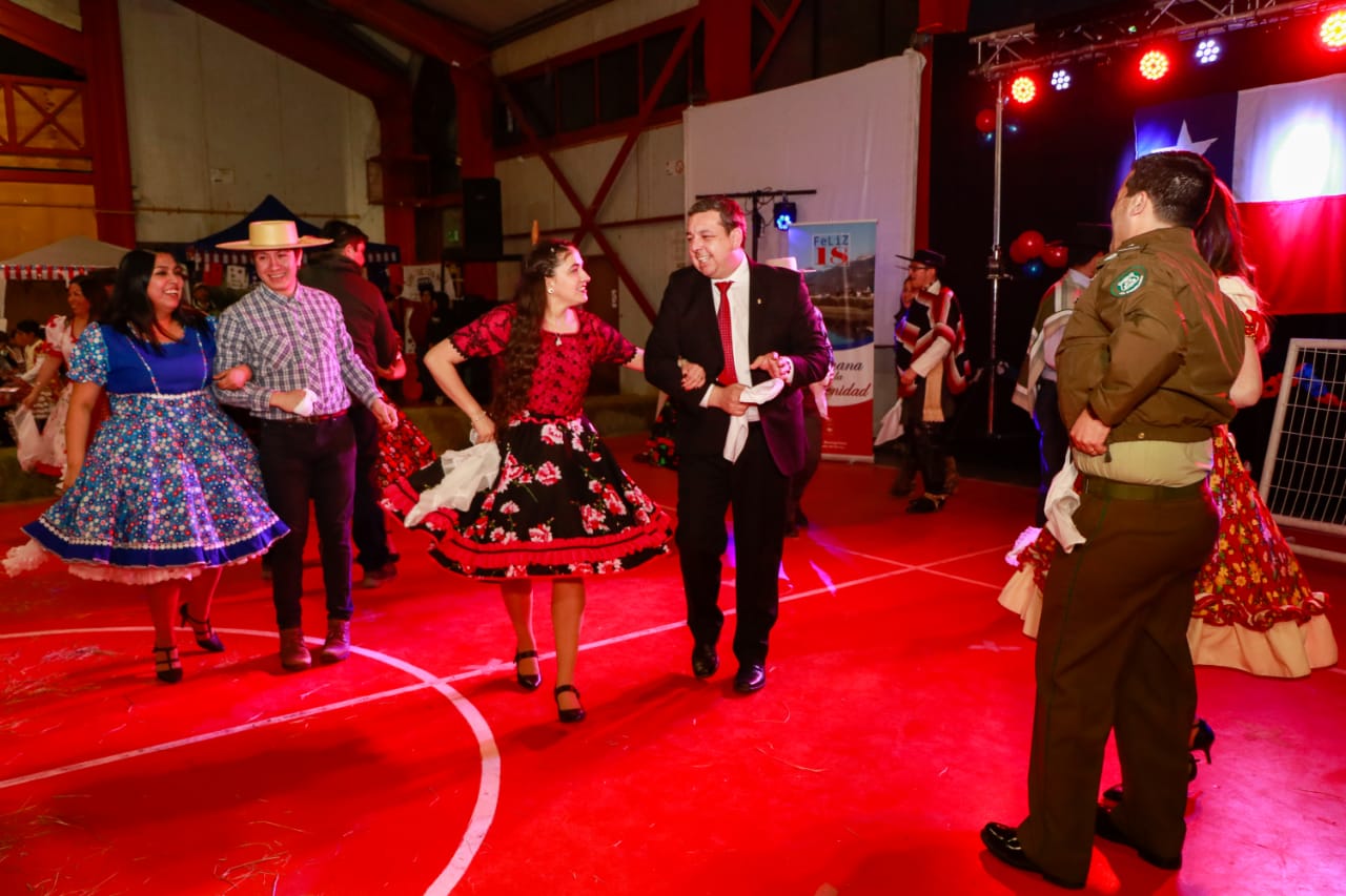 En Puerto Williams y con pie de cueca inauguran la fonda más austral del mundo