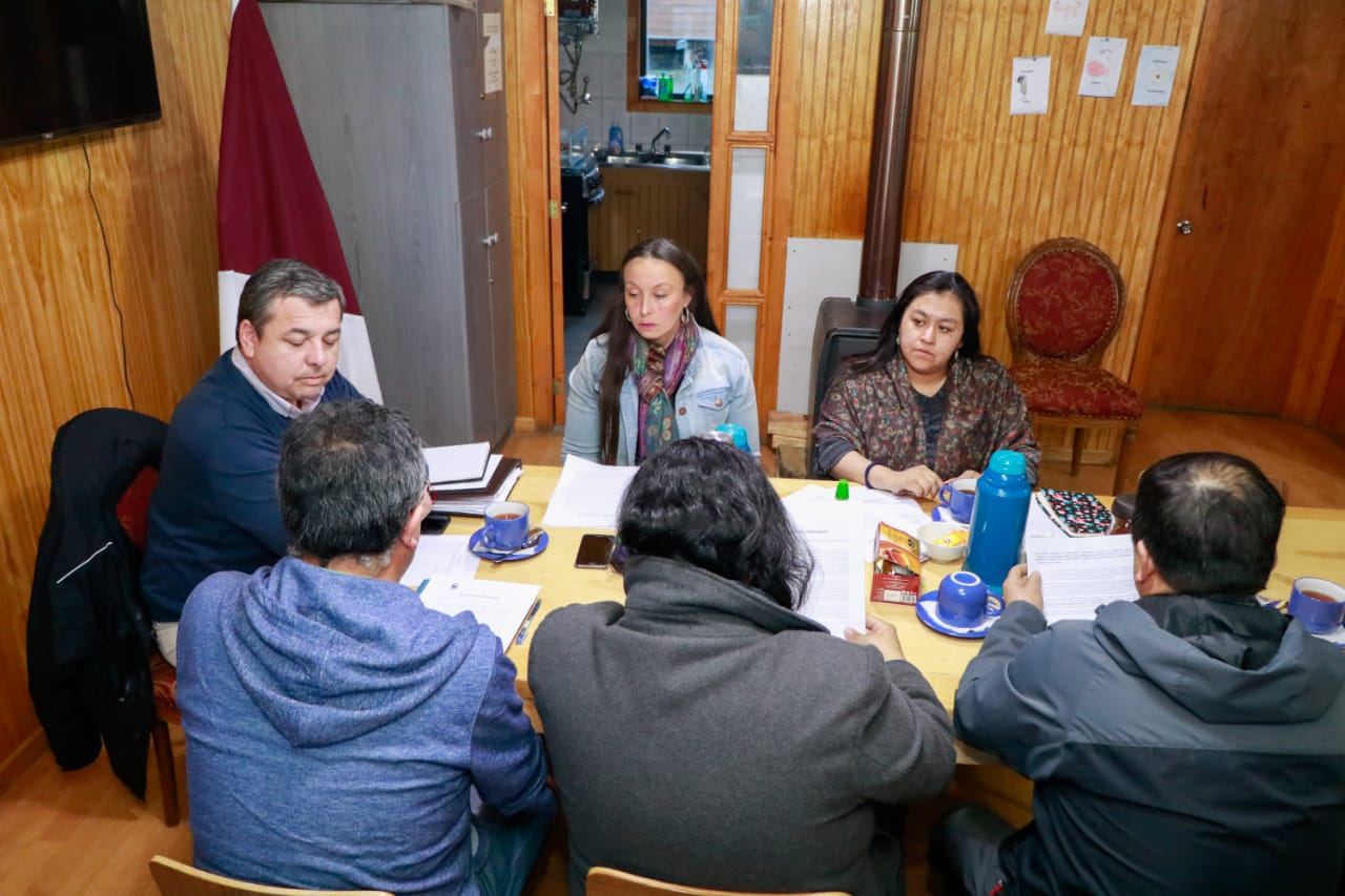 Municipalidad de Cabo de Hornos realiza histórica sesión de Concejo en comunidad Yagán