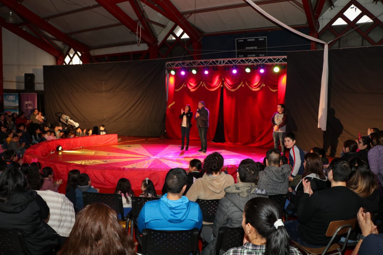 Circo Platinium se presentó este fin de semana en Puerto Williams: más de 700 personas disfrutaron del espectáculo