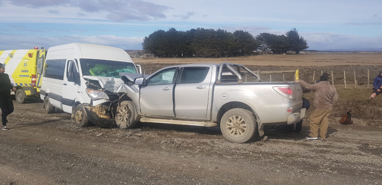 Accidente vehicular en Río Seco dejó 5 personas heridas de diversa consideración esta tarde de lunes: lesiones del conductor de minibus han sido calificadas de graves