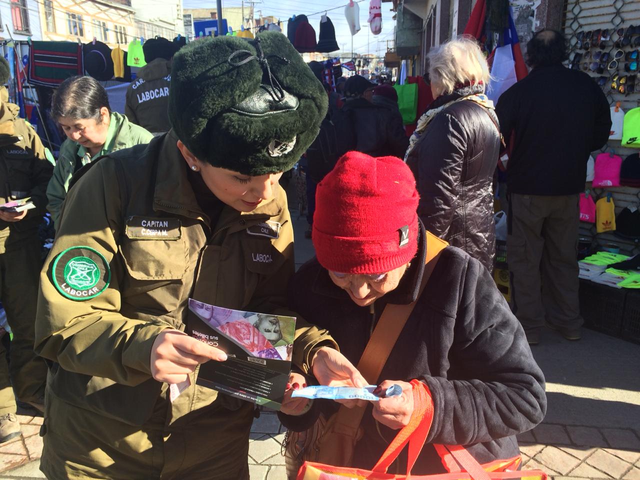 Campaña para prevenir la circulación de billetes falsos efectúa Carabineros: en Punta Arenas se han detectado dólares estadounidenses y pesos argentinos falsos