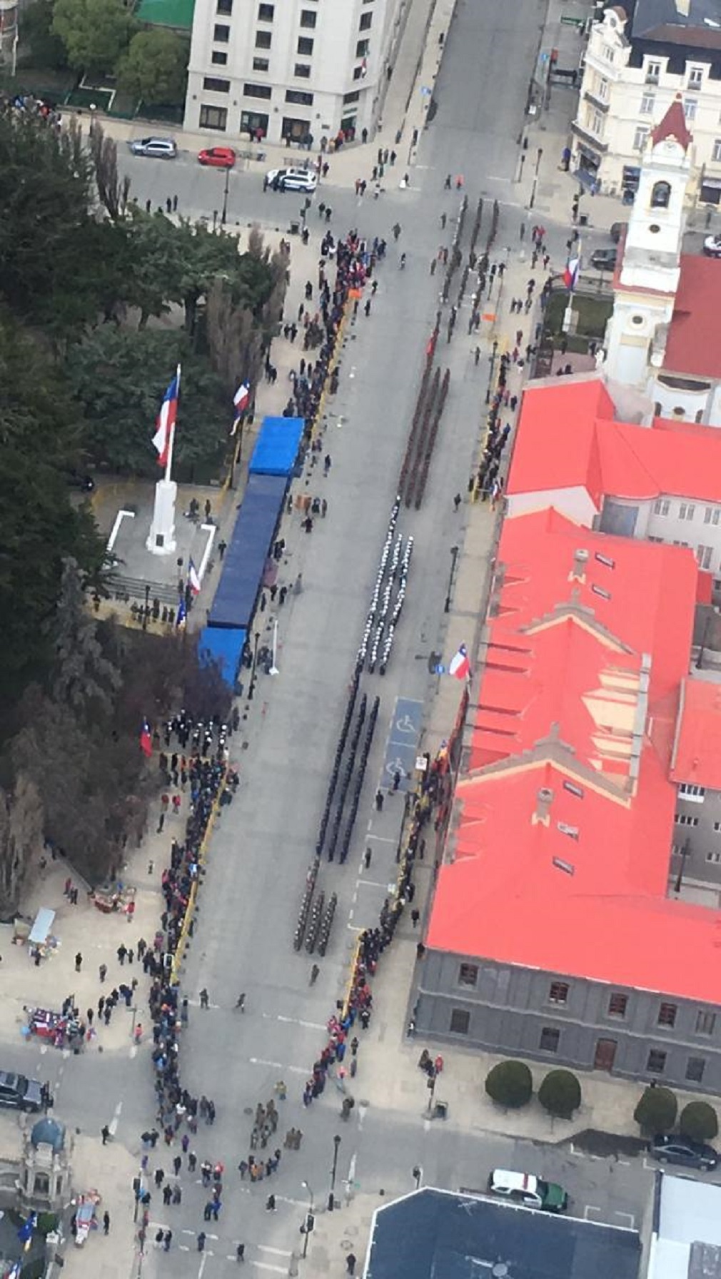 1.400 efectivos de las FFAA desfilaron en Punta Arenas con motivo del Día de las glorias del Ejército