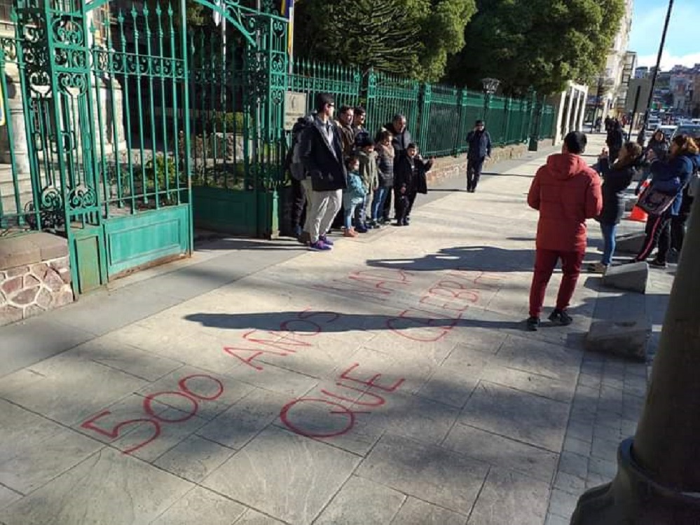 Municipalidad se querellará por daños contra ciudadana que rayó vereda en una zona típica patrimonial del centro de Punta Arenas