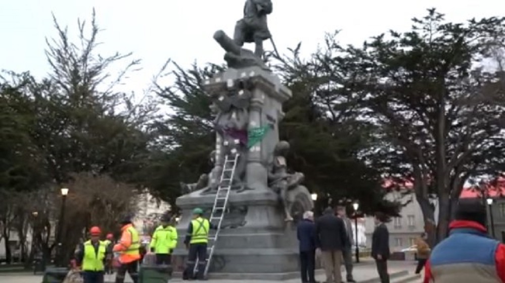 Alcalde de Punta Arenas pide expulsar del país a ciudadana francesa acusada de provocar daños en el monumento de Hernando de Magallanes