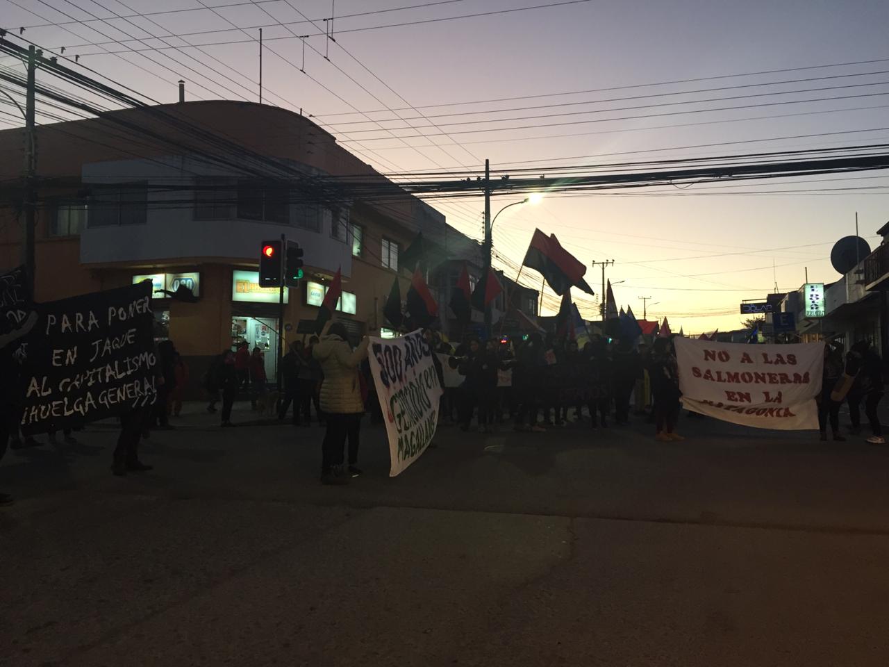 Convocados por Unidad Social de Magallanes: manifestación de protesta realizaron unas 300 personas esta tarde en el centro de Punta Arenas