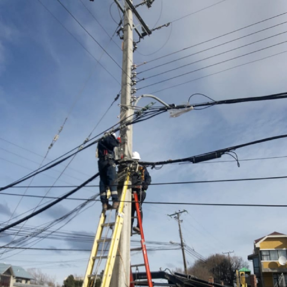 Daños en dos postes de alumbrado eléctrico están siendo reparados por EDELMAG en Punta Arenas