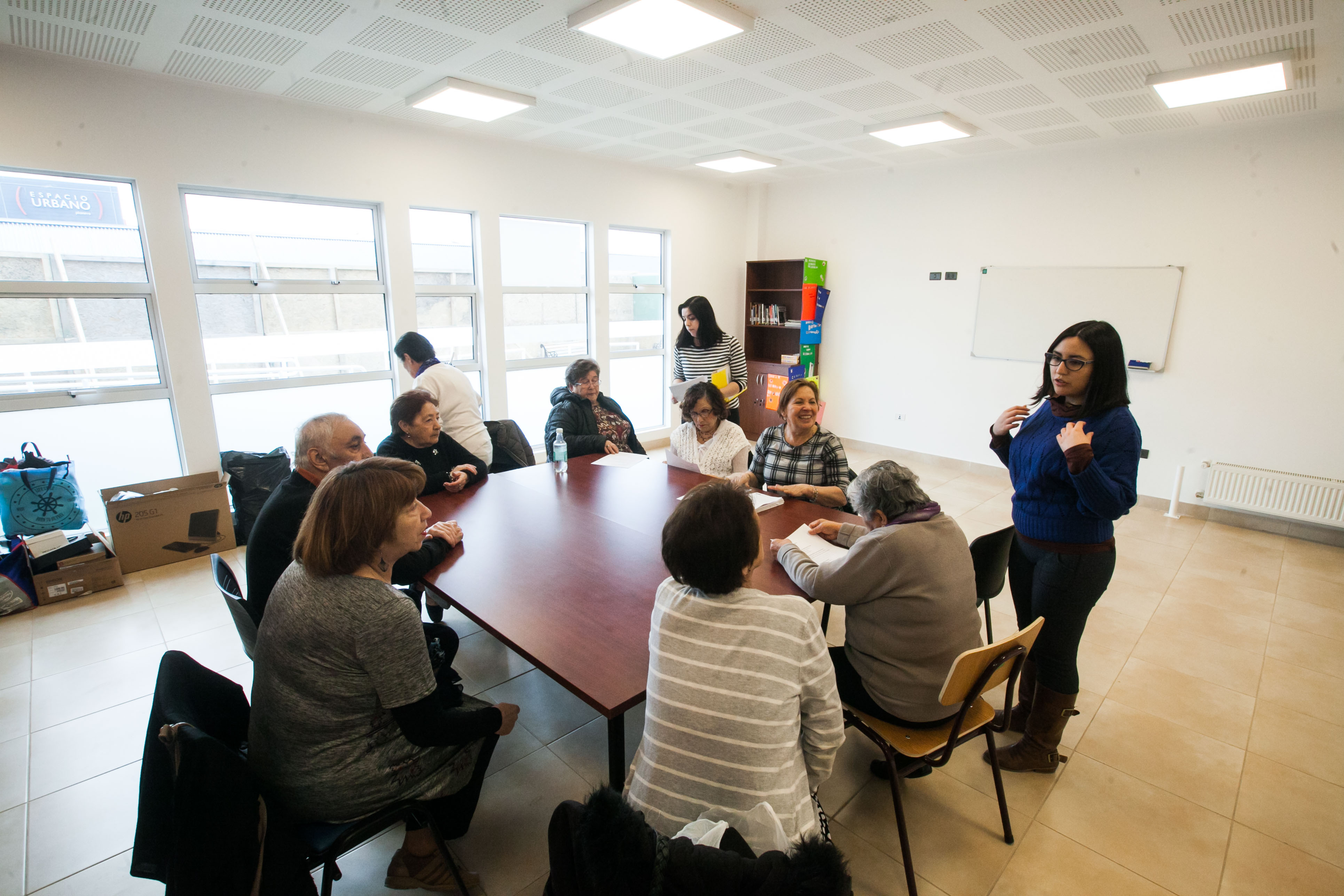 Adultos mayores confeccionan juguetes y aprenden fotografía y canto en talleres de la Escuela de Temporada 2019 de la UMAG